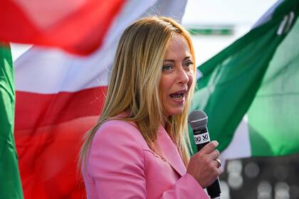 La líder del partido de extrema derecha italiano "Fratelli d'Italia" (Hermanos de Italia), Giorgia Meloni, pronuncia un discurso el 23 de septiembre de 2022 en la localidad de Arenile di Bagnoli, frente a la playa, en Nápoles, sur de Italia, durante un mitin que cierra la campaña de su partido para las elecciones generales del 25 de septiembre.