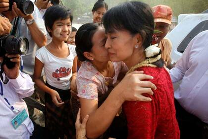 La líder opositora Aung San Suu Kyi fue aclamada por miles de seguidores ayer en Rangún