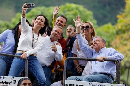 La líder opositora María Corina Machado se toma una selfie con el candidato presidencial opositor Edmundo González, a la derecha, durante una manifestación contra la certificación de la reelección del presidente Nicolás Maduro por parte del Consejo Nacional Electoral en Caracas, Venezuela, el martes 30 de julio de 2024, dos días después de las elecciones presidenciales. (AP Foto/Cristian Hernández)