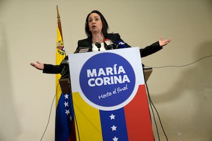 La líder opositora venezolana María Corina Machado da una conferencia de prensa a propósito de la inhabilitación para ejercer cargos públicos durante 15 años que pesa contra ella, en Caracas, Venezuela, el martes 4 de julio de 2023. 