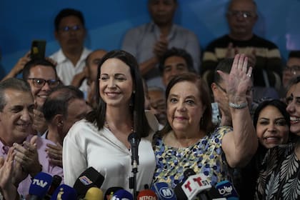 La líder opositora venezolana, María Corina Machado, en conferencia de prensa, acompañada por Corina Yoris, en Caracas, Venezuela, el viernes 22 de marzo de 2024