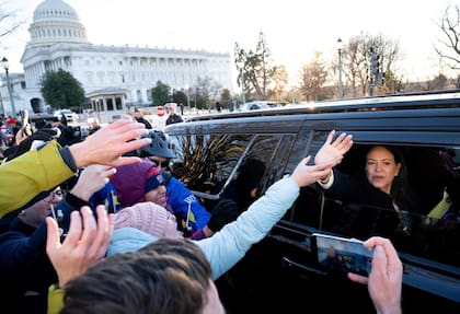 La líder opositora venezolana María Corina Machado saluda a sus seguidores al retirarse del Capitolio de Estados Unidos