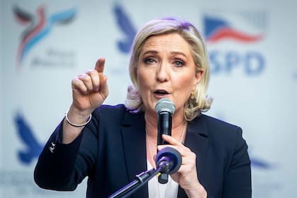 La líder ultraderechista francesa, Marine Le Pen, ahora tiene un potencial rival de peso