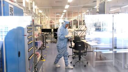 La limpieza a su máxima expresión es fundamental para la producción de microchips.