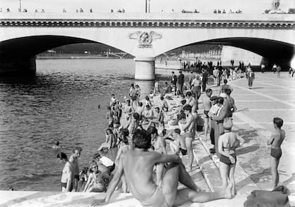 La limpieza anulará 101 años de desaprobación oficial del nado fluvial en París, que comenzó en 1923 cuando la ciudad prohibió nadar en el Sena.