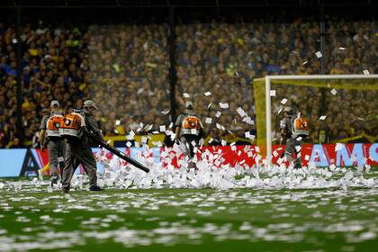 La limpieza de los papelitos demoró el inicio del superclásico