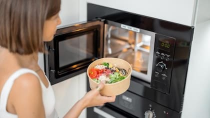 La limpieza del microondas es fundamental para no contaminar los alimentos
Foto: iStock