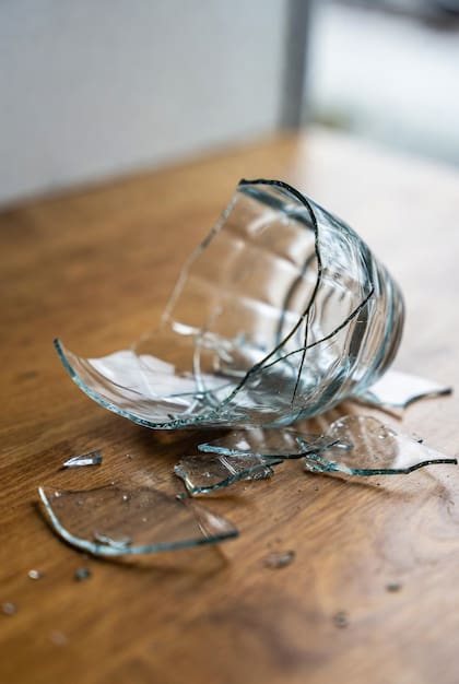 La limpieza del objeto roto debe ser inmediata (Foto: Grok)