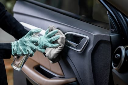 La limpieza profunda del auto es un buen primer paso para eliminar olores del vehículo