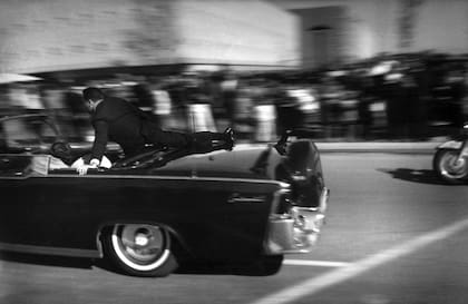 La limusina en la que viaja John F. Kennedy se dirige al hospital segundos después de que el presidente de Estados Unidos recibiese un disparo en Dallas