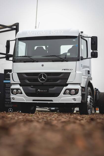 La línea Atego está equipada con motores Mercedes-Benz, de 4 y 6 cilindros que van desde 185 a 286 cv con la exclusiva tecnología BlueTec 5, que reduce el nivel de emisiones de contaminantes.