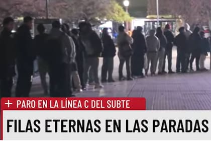 La línea C de subte se encuentra interrumpida y hay largas colas de usuarios para subir a los colectivos.