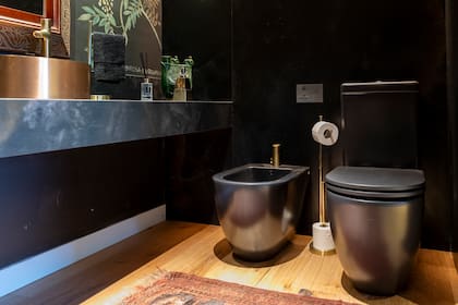 La línea Fontana en negro satinado y la bacha de acero inoxidable Mola en cobre brillante, en el departamento 103 by Sandy Cairncross y Florencia Villanueva.