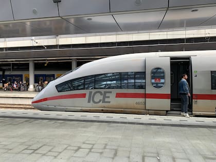 La línea ICE 3 (Intercity-Express 3) de trenes alemana en funcionamiento desde octubre del año 2000 alcanza velocidades máximas de hasta 330 km/h y operan en rutas nacionales e internacionales.