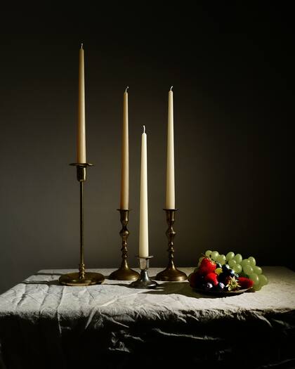 La línea más fuerte de Beelight son las velas de candelabro: algunas se hacen en molde y otras manualmente.