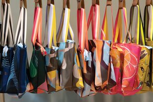 La línea ‘Picnic’, en tela impermeable estampada con dibujos de inspiración brasileña.
