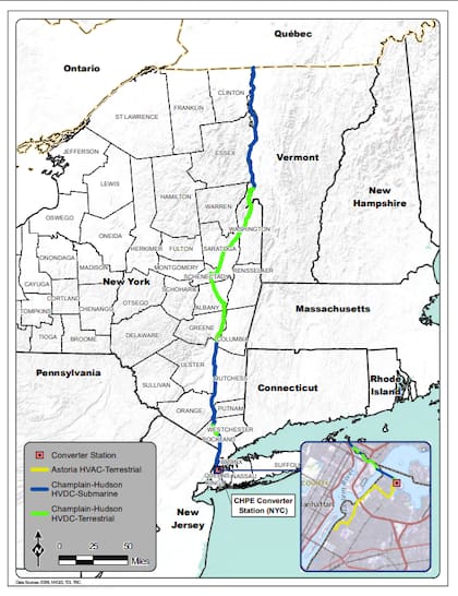 La línea recorre 545 kilómetros (339 millas) desde la frontera entre Estados Unidos y Canadá