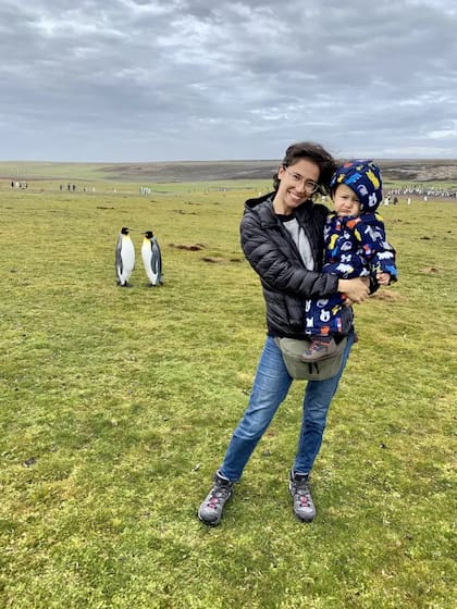 La lingüista Yliana Rodríguez junto a su hijo durante su investigación sobre el español en las islas Malvinas