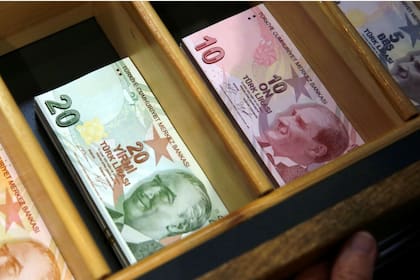 La lira turca se desplomó 40% en lo que va del año