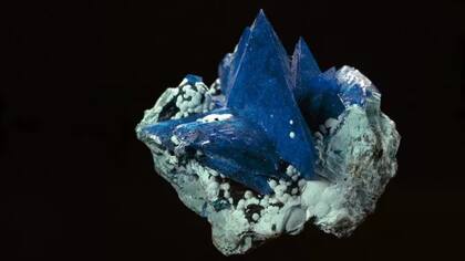 La liroconita es un mineral muy cotizado. Tiene cristales de la misma estructura que la kernowita, pero con un contenido de aluminio, en lugar de hierro, lo que produce un color diferente