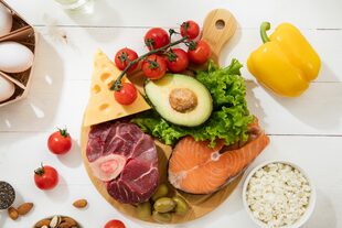 La lista de alimentos que contienen altos niveles de FODMAP es larga: incluye productos lácteos, frutas, verduras, pastas, panes, legumbres y frutos secos 