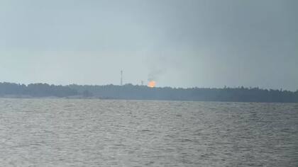La llama de la planta rusa de Portovaya se puede ver desde varios kilómetros de distancia, como se aprecia en esta fotografía tomada por una ciudadano finlandés