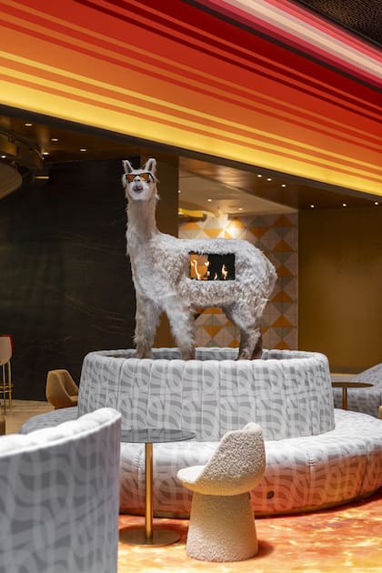 La llama, el animal que es un símbolo de la cultura andina, está presente en uno de los ambientes del hotel nhow, de Lima, donde los arquitectos García y Capella concibieron una experiencia arquitectónica inmersiva para que los huéspedes revivan el espíritu incaico