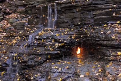 La llama se alimenta de gas metano que proviene de 400 metros de profundidad