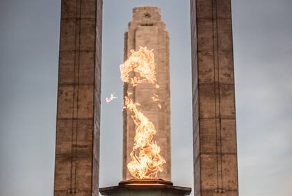 La llama votiva del Monumento a la Bandera.