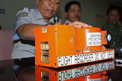 La llamada caja negra es en realidad de color naranja, para que pueda ser hallada con facilidad en medio de los restos de un accidente