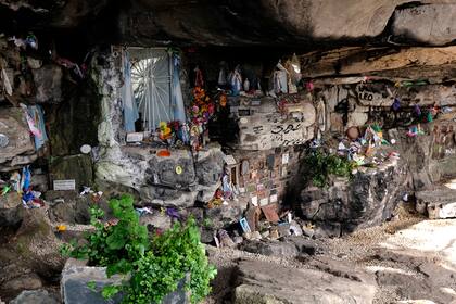 La llamada “Gruta de los Pañuelos” es un lugar de peregrinación en el que los creyentes atan un pañuelo a las largas “cadenas como una forma de pedir la concepción de un hijo.
