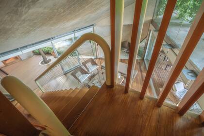 La llamativa escalera que conduce a las habitaciones de planta alta