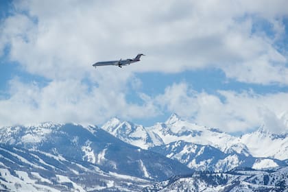 La llegada a la ciudad es ya una experiencia en sí misma. Los minutos previos a aterrizar en el pequeño aeropuerto Aspen-Pitkin, ubicado a solo 6 kilómetros del centro, ofrecen tiempo para disfrutar de las increíbles vistas a los picos de las Montañas Rocallosas donde está encajonado.
