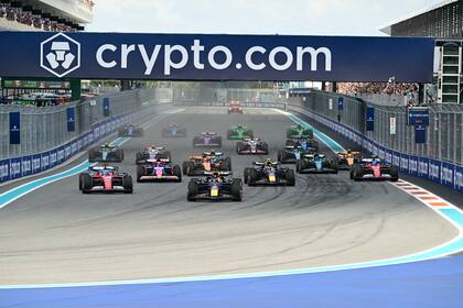 La llegada a la primera curva de la carrera Sprint del Gran Premio de Miami de Fórmula 1; enseguida comenzarán los toques, despistes y abandonos.