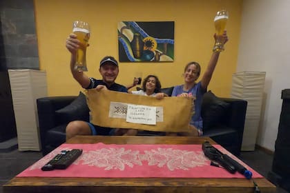 La llegada, con cerveza y gaseosa, como en los eventos tradicionales en los que participa Mourglia.