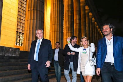 Alberto Fernández en su llegada al debate