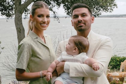 "La llegada de Alessandro nos transformó a
Augusto y a mí; nos hizo crecer como pareja. Estamos más conectados, más conscientes y disfrutando mucho de esta etapa”, confiesa Angie, quien, para este día tan especial, lució un vestido y zapatos de Gucci. Augusto llevó un diseño de Loro Piana y Alessandro usó un outfit muy especial: un conjunto que una amiga de Angie, Beatriz Villaroya, le trajo de España