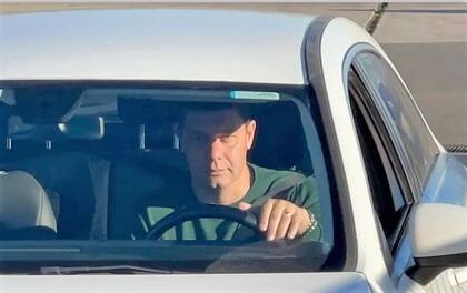 La llegada de Battaglia en su auto, cuando debió despedirse de los jugadores