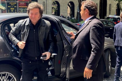 La llegada de Javier Milei al hotel donde se aloja en Roma