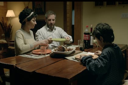 Victoria Almeida y Diego Gentile interpretan a Cecilia y Diego, la pareja que adopta a Joel.