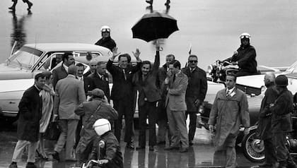 La llegada de Juan Domingo Perón, el 17 de noviembre de 1972; a la derecha se ve a José Ignacio Rucci, con el paraguas, y a Juan Manuel Abal Medina, con un brazo cruzado
