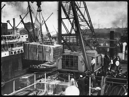 La llegada de la estatua de Cristóbal Colón al puerto de Buenos Aires