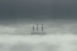 La cinematográfica llegada de la Fragata Libertad en medio de la niebla