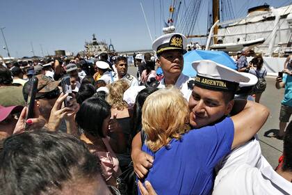 El abrazo con los familiares al arribar al puerto de Mar del Plata