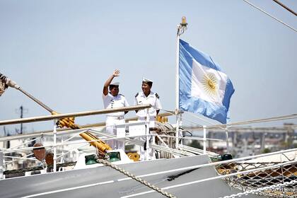 El saludo desde la cubierta para los familiares que esperan el amarre de la fragata
