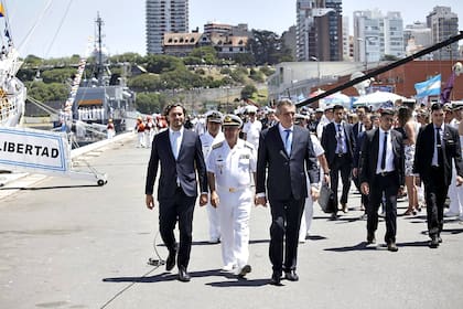 La última actividad a bordo posterior a las maniobras de amarre fue un acto formal encabezado por el ministro Rossi, acompañado por el jefe de gabinete Santiago Cafiero y miembros de la armada