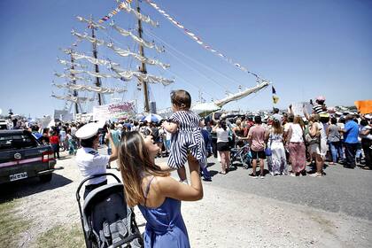 A los gritos, con nombre y apellido de miembros de la tripulación, los familiares dieron una cálida y emotiva bienvenida a la Fragata ARA Libertad