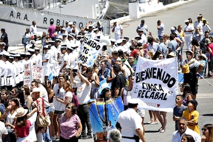 La recepción con carteles, unos más sofisticados, con fotos sobre vinilo, otros a puño sobre papeles