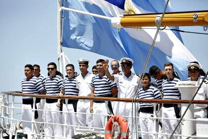 Los saludos de la tripulación al llegar a puerto