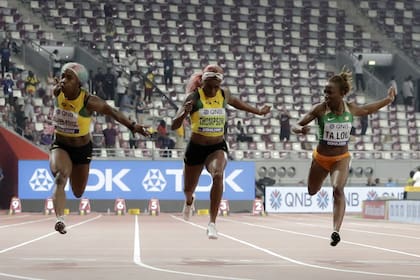 La llegada de los 100 metros; Fraser-Pryce (izquierda) vence a Elaine Thompson y a Marie-Josée Ta Lou (derecha)